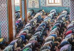 Bayram namazı evde kılınır mı? Bayram namazı en az kaç kişiyle kılınır, tek başına kılınır mı? Bayram namazı hutbesi nasıl yapılır?