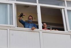 Drone ile çocuklara harçlık dağıttı