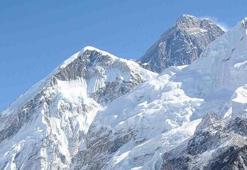 Everest'in yüksekliğini ölçecek Çin ekibi zirveye ulaştı