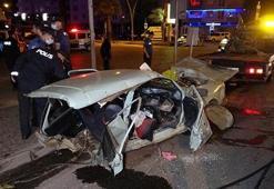 Feci kaza! Otomobil ikiye bölündü: 2'si ağır 5 yaralı