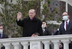 Cumhurbaşkanı Erdoğan, fetih kutlamaları dolayısıyla Boğaz'dan geçen  tekneleri selamladı