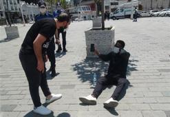 Taksim'de hareketli anlar! Bir anda acılar içinde yeğe yığıldı...