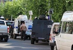 Diyarbakır'da silahlı saldırıya uğrayan polis memuru  şehit oldu