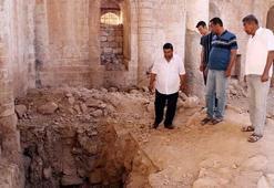 Definecilerin tahrip ettiği kilise, yıkılma tehlikesiyle karşı karşıya