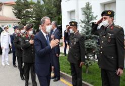 Bakan Akar, Sahra Solunum Cihazı ile yerli silahları inceledi