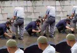 Abdest alan yaşlı adama çoraplarını giydiren komiser yardımcısına övgü