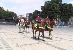 Sultanahmet Meydanı'nda atlı polislerle maske uyarısı