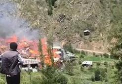 Artvin'de yangın: Ahşap köy evleri yanıyor!