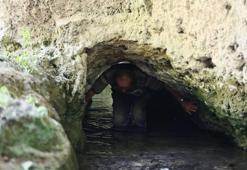 Şifa bulmak için içi su dolu tünelden geçiyorlar