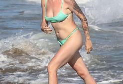 Ireland Baldwin'in bikinisi küçük geldi