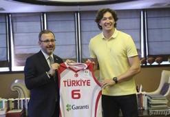 Bakan Kasapoğlu, NBA'deki yıldızımız Cedi Osman'ı konuk etti