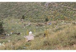 Van'da düşen uçaktan geriye parçalar kaldı