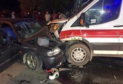 Otomobil ambulansa çarptı! Çok sayıda yaralı var