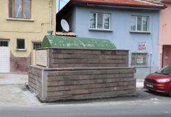 Kepçelerin kaldıramadığı türbe, yol ortasında kaldı