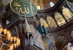 Ayasofya'da dikkat çeken görüntü! 'Yeşil Sancak' minbere asıldı...