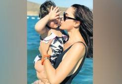 Şükran Ovalı'dan Mihran Ela'yla deniz pozu