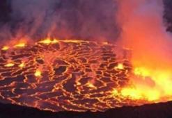 Endonezya'da Sinabung Yanardağı'nda patlama