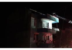 İzmir'de 3 katlı binanın çatısına yıldırım düştü