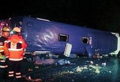 Meksika’da yolcu otobüsü devrildi: 13 ölü, 20 yaralı
