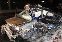 İzmir'de otomobil üst geçide çarptı: 1'i ağır 3 yaralı