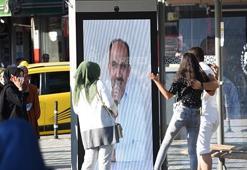 Belediye başkanı aniden duraktaki ekranda belirince halk şok yaşadı!
