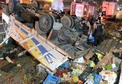Otomobille çarpışan kamyon takla attı: 1' ağır 5 yaralı