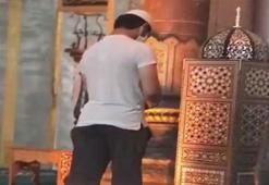 Ayasofya'da protez bacaklarıyla namaz kıldı