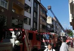 Bayrampaşa'da iki binadaki çatı yangını söndürüldü