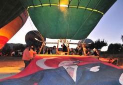 Kapadokya'da sıcak hava balonları Atatürk posteriyle havalandı