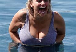 Kerry Katona kendini bir anda havuzda buldu