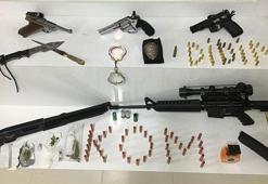 Aydın'da uyuşturucu tacirlerinin evinden cephanelik çıktı