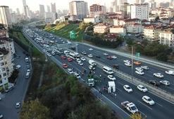Ümraniye TEM'de kamyonet devrildi! Sürücü yaralandı