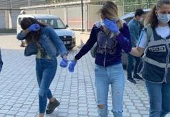Çaldıkları altınları polis otosuna saklamışlar