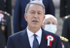 Bakan Akar'dan kritik telefon! Cephede cevabı verecektir!