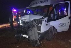 Traktör ile yolcu minibüsü çarpıştı: 8 yaralı