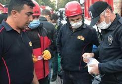 İzmir'de enkazda buldu hemen polise teslim etti!