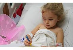 Minik Elif tedavi gördüğü hastanede yürümeye başladı