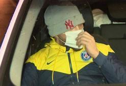 Sinan Akçıl hemen maskesini taktı