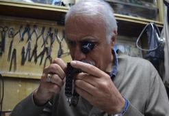 4 kuşaktır saatçi olan ailenin son temsilcisi 50 yıldır mesleği sürdürüyor