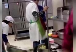 Çin'deki üniversite kantininde skandal anlar! Kamera kaydetti