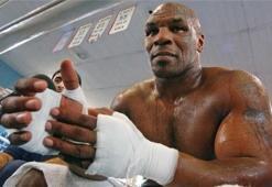 54 yaşındaki Mike Tyson ringlere geri döndü
