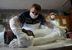Gassallar cenazeleri koronavirüs tedbirleri altında yıkıyor