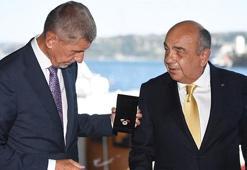 Çek liyakat madalyası verildi!
