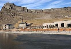 Gece donuyor, gündüz çözülüyor