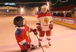 Yeni yıl dileği gerçek oldu: Putin, 9 yaşındaki çocukla buz hokeyi oynadı