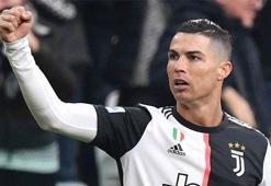 Cristiano Ronaldo'ya "yüzyılın en iyi futbolcusu" ödülü