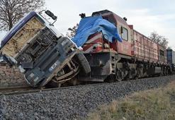 Elazığ'da tren, kamyona çarptı: 5 yaralı
