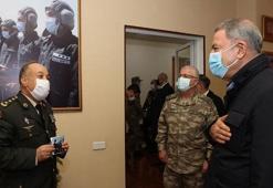 Bakan Akar'ın Bakü ziyaretine damga vuran fotoğraf