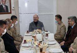 Bakan Soylu, yılın ilk kahvaltısını geceyi geçirdiği üs bölgesindeki askerlerle yaptı