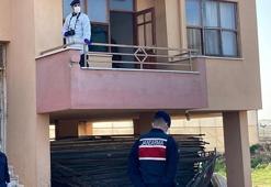 Şili vatandaşı, kapı koluna boynundan iple asılı halde bulundu!